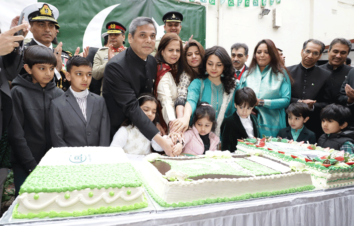 Youngsters join High Commissioner Zakaria and community members for a cake cutting ceremony